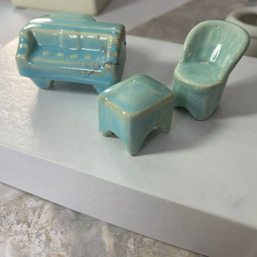 3 piece VTG Ceramic doll hose furniture..issues
